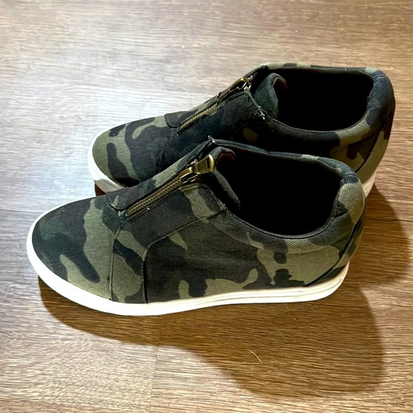 Shoes - Boutique Camo bootie sneakers